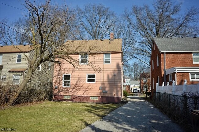 Building Photo - 3 Bedroom 1 Bathroom House in Cleveland