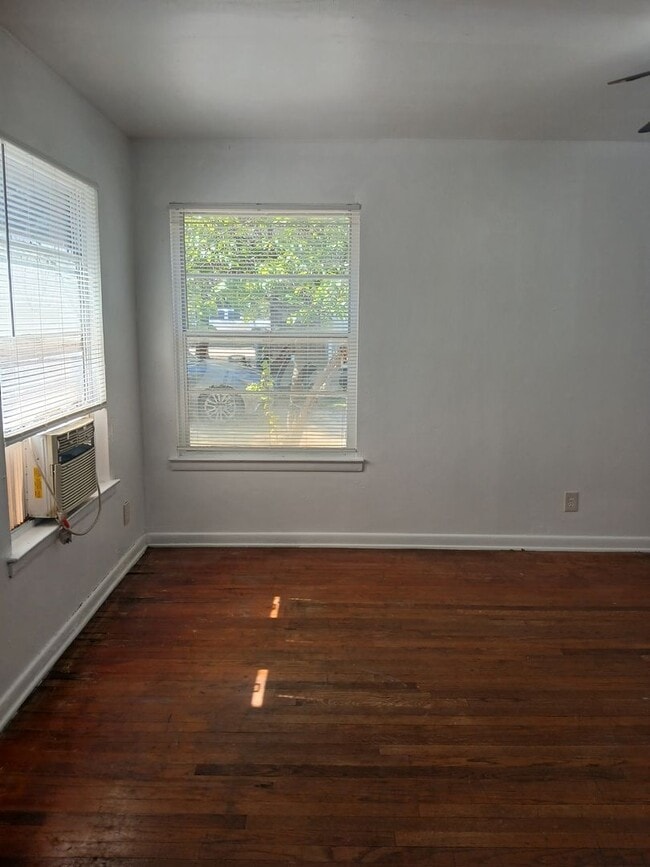 Building Photo - Avon 3019-3021