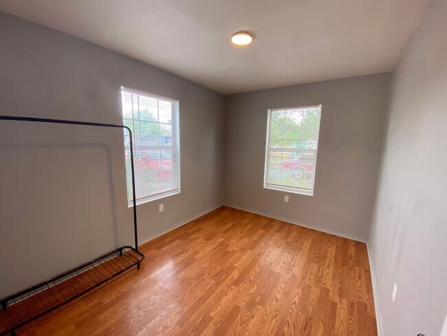 Building Photo - 2 Bed 1 Bath Now Available