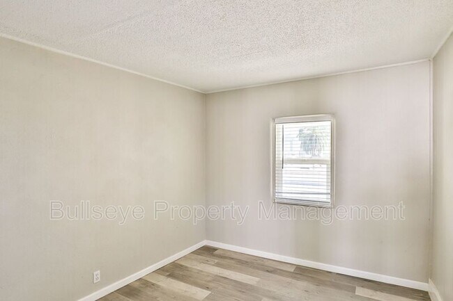 Building Photo - 102 E Hatcher Rd