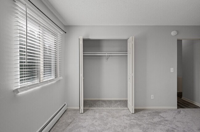 Building Photo - Rosco Apts-2720
