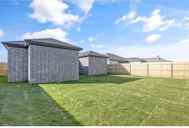 Building Photo - Modern home