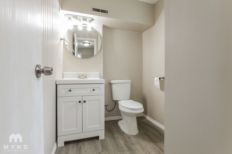 Building Photo - 2460 Woodthrush Dr