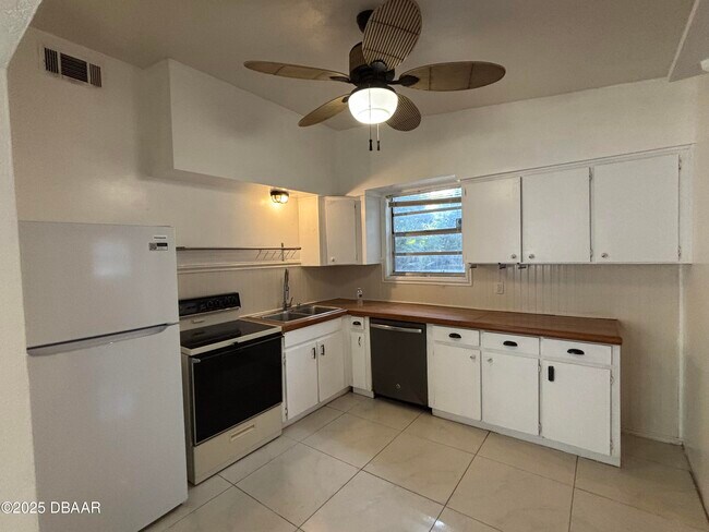 Building Photo - 724 Greenway Pl