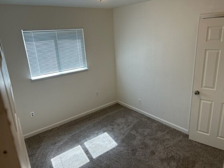 Building Photo - House:  3 Bedroom / 1 Bathroom - North Highlands