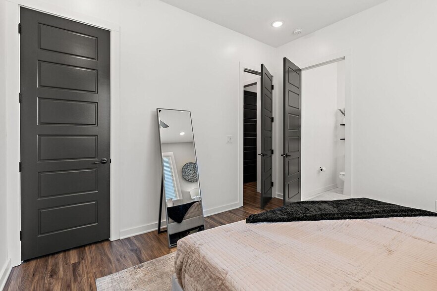 Building Photo - 738 Douglas Ave