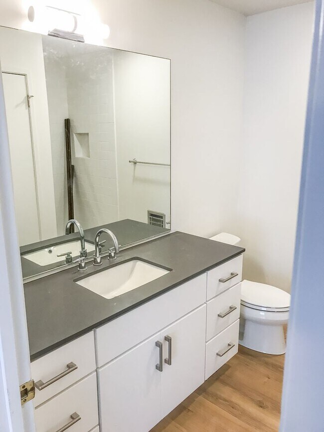 Building Photo - Stunning Remodeled 2BR/2BATHROOM Flat! Fir...