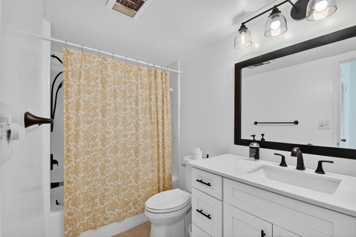 Building Photo - 1000 Lowry St