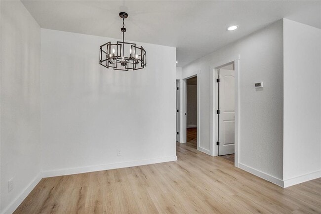 Building Photo - 1402 Valleyridge Cir