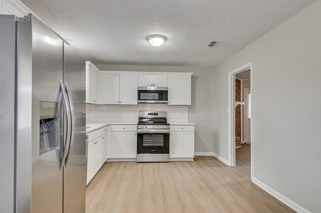 Building Photo - 208 Foxdale Dr