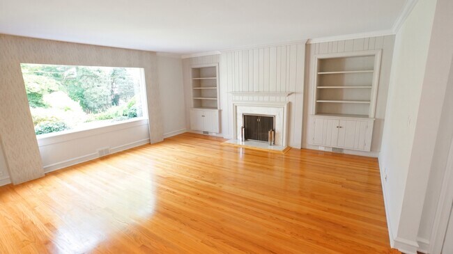Building Photo - 460 Highcrest Dr