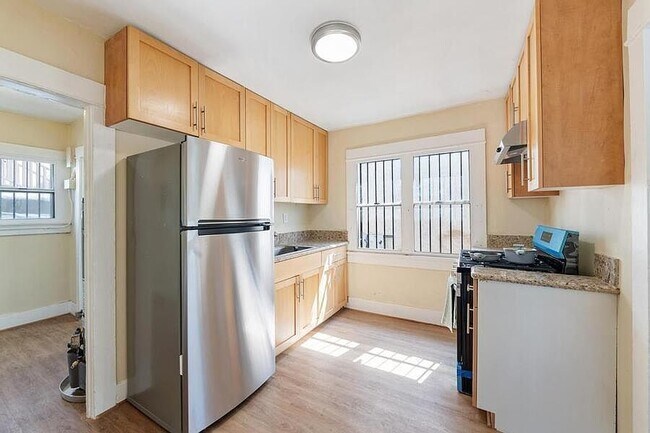 Building Photo - 1321 E 48th St