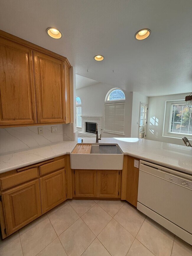 Building Photo - 2441 Iron Ridge Ct