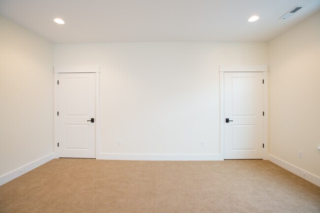 Building Photo - 18 E Beall St