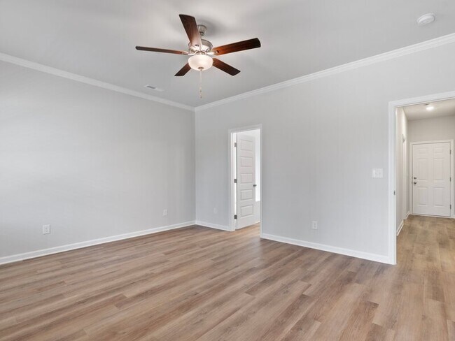 Building Photo - 210 Saddle St