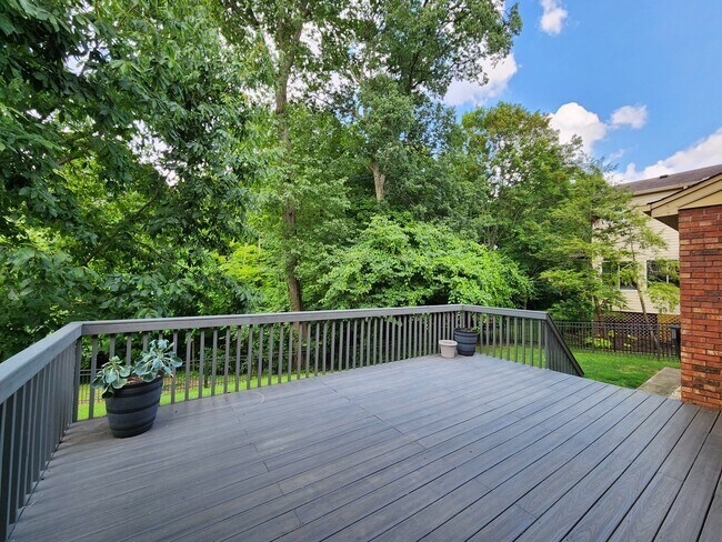 Building Photo - 720 Woodfield Dr