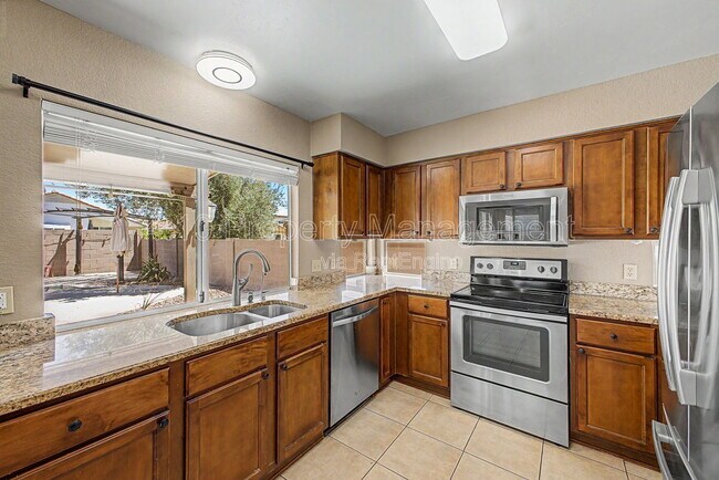 Building Photo - 3236 E Hiddenview Dr