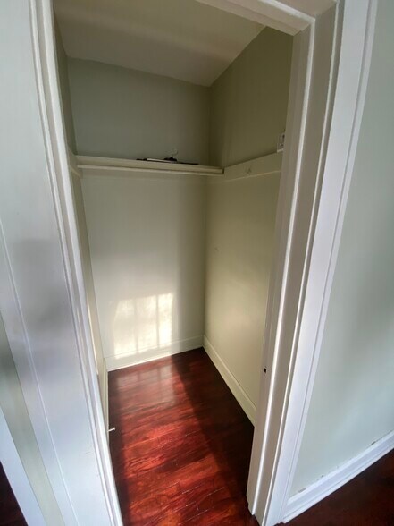 Building Photo - 377 Parkside Dr