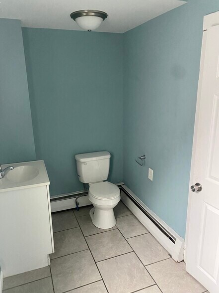 Building Photo - 19 Center St