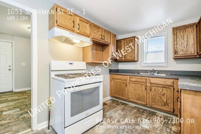 Building Photo - Available Now | 4 Bedroom 1 Bath Lower Lev...