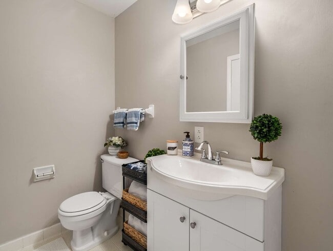 Building Photo - Awesome 2BE/1.5BA duplex in fantastic location in Nashville!