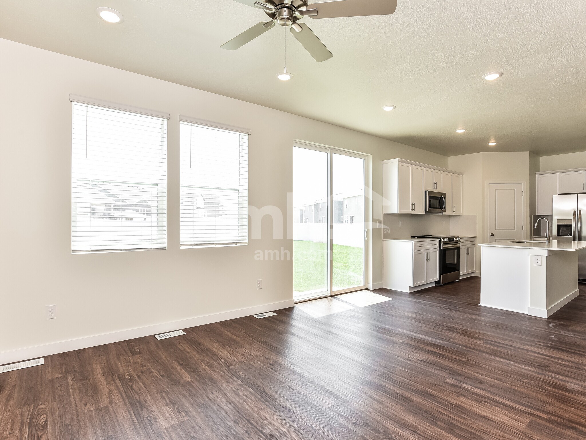 Building Photo - 1142 E Caitlyn St