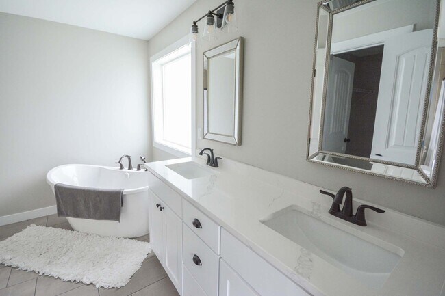 Building Photo - Bright & modern main floor living in newer home!