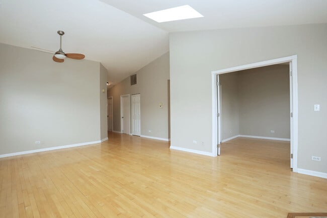 Building Photo - 573 W Parkside Dr