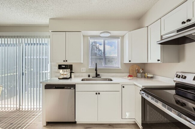 Building Photo - Breathtaking Renovation! Oversized 2 Bed 1.5 Bath Townhome! Ready Now! Don't Miss Out!