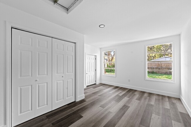 Building Photo - 10821 Cedar St