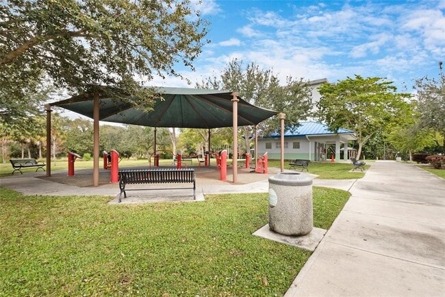 Building Photo - 605 Oaks Dr