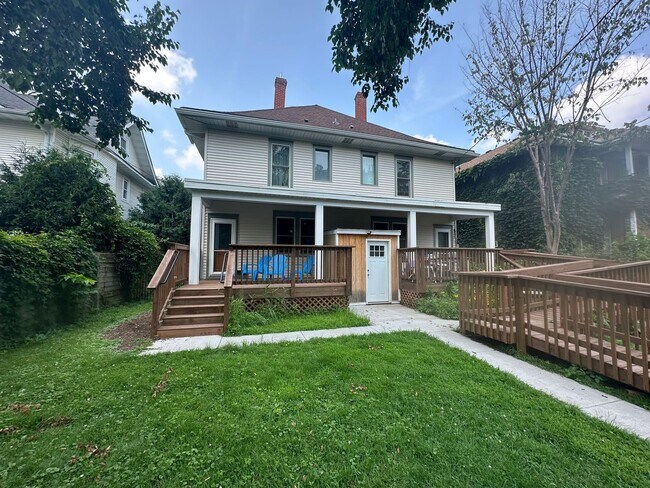 Building Photo - Bright & Spacious 3-Bedroom – Large Kitche...