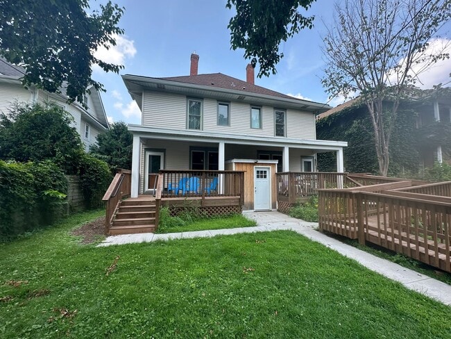 Building Photo - Spacious 3-Bedroom w/ Sundeck & In-Unit La...