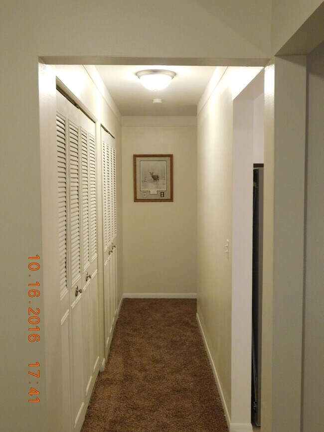 Building Photo - 444 N Fox Hills Dr