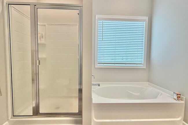 Building Photo - AVAILABLE NOW! (Pet Friendly)