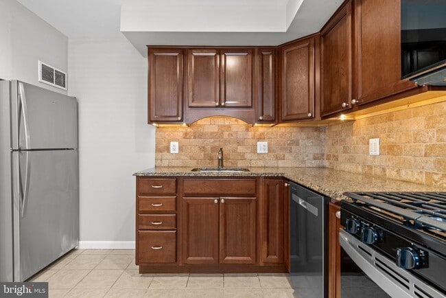 Building Photo - 466 Shurs Ln