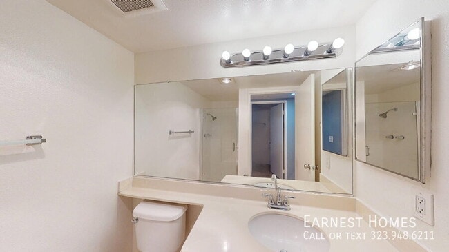 Building Photo - 6628 N Clybourn Ave