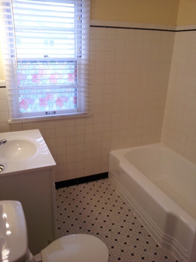 Building Photo - LARGE two bedroom Midtown Duplex with beau...