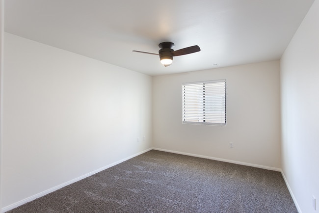 Building Photo - OPEN HOUSE: 1/31 10-11AM  4 Bed with 2 Car Garage & Washer/Dryer in Unit