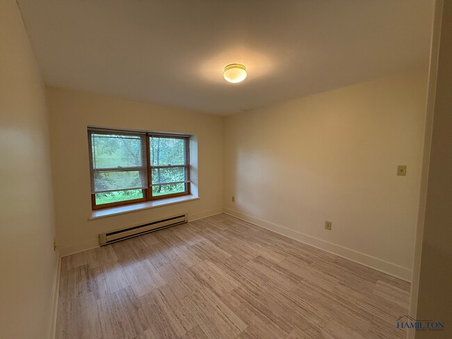 Building Photo - 12 E Lake Rd