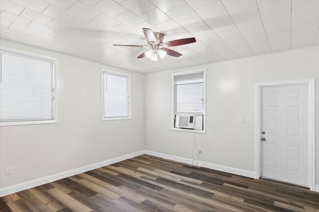 Building Photo - Newly Renovated Studio