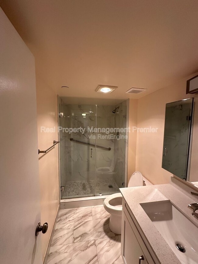 Building Photo - 1100 St Charles Pl