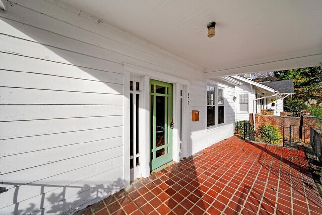 Building Photo - Lovely historic home in Gastonia!