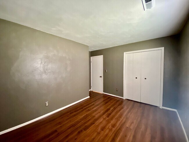 Building Photo - Charming Ranch-Style Home With Garage Avai...