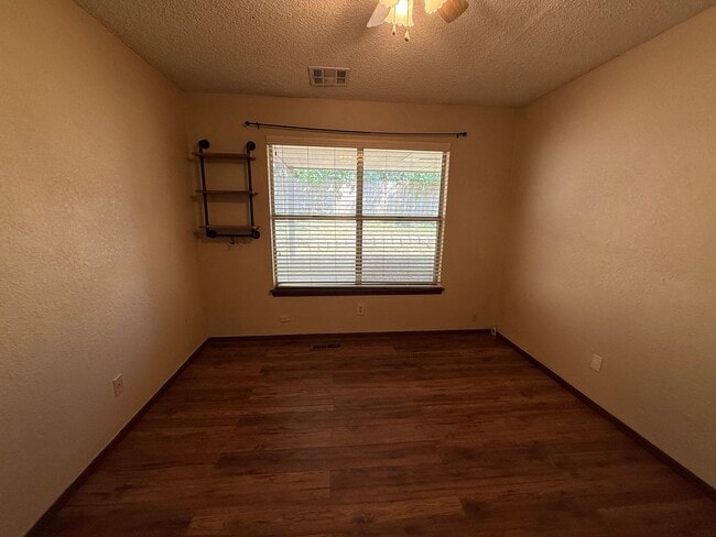 Building Photo - Vaulted Ceilings, Large Great Room! 3 bedr...