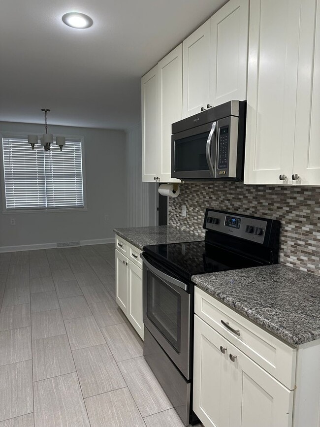 Building Photo - This spacious 2 bedroom home has an airy feel. Located in a neighborhood minutes from downtown an...
