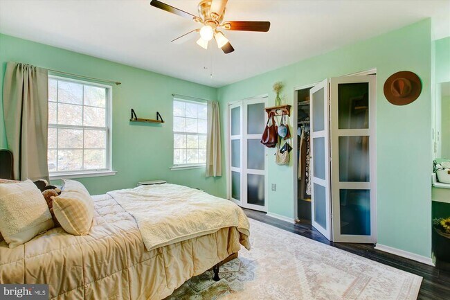 Building Photo - 8703 Village Green Ct