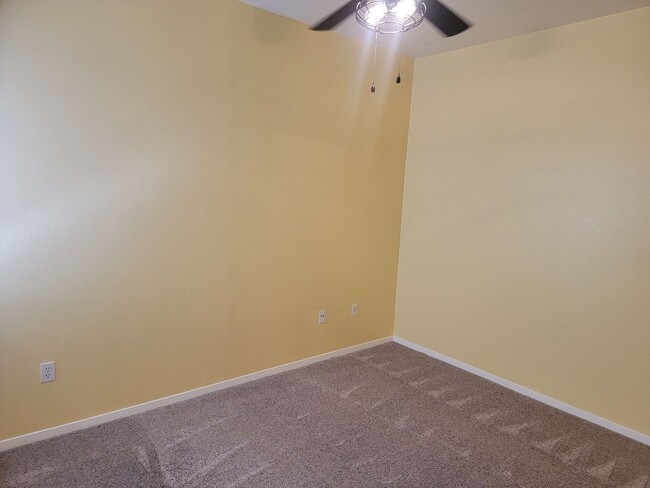 Building Photo - 3 Bedroom 2 Bath Condo