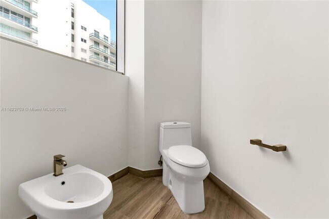 Building Photo - 1300 Brickell Bay Dr