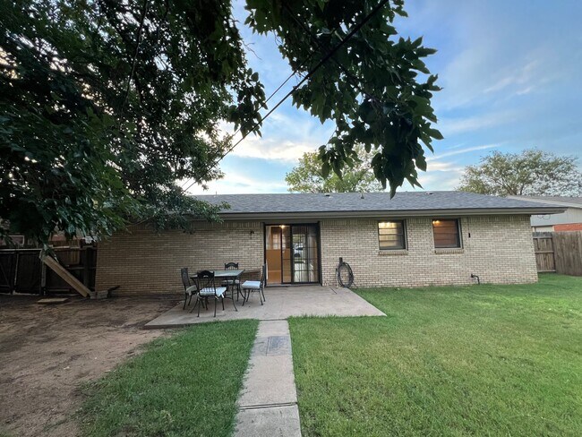 Building Photo - Wonderful home near 4th st and loop